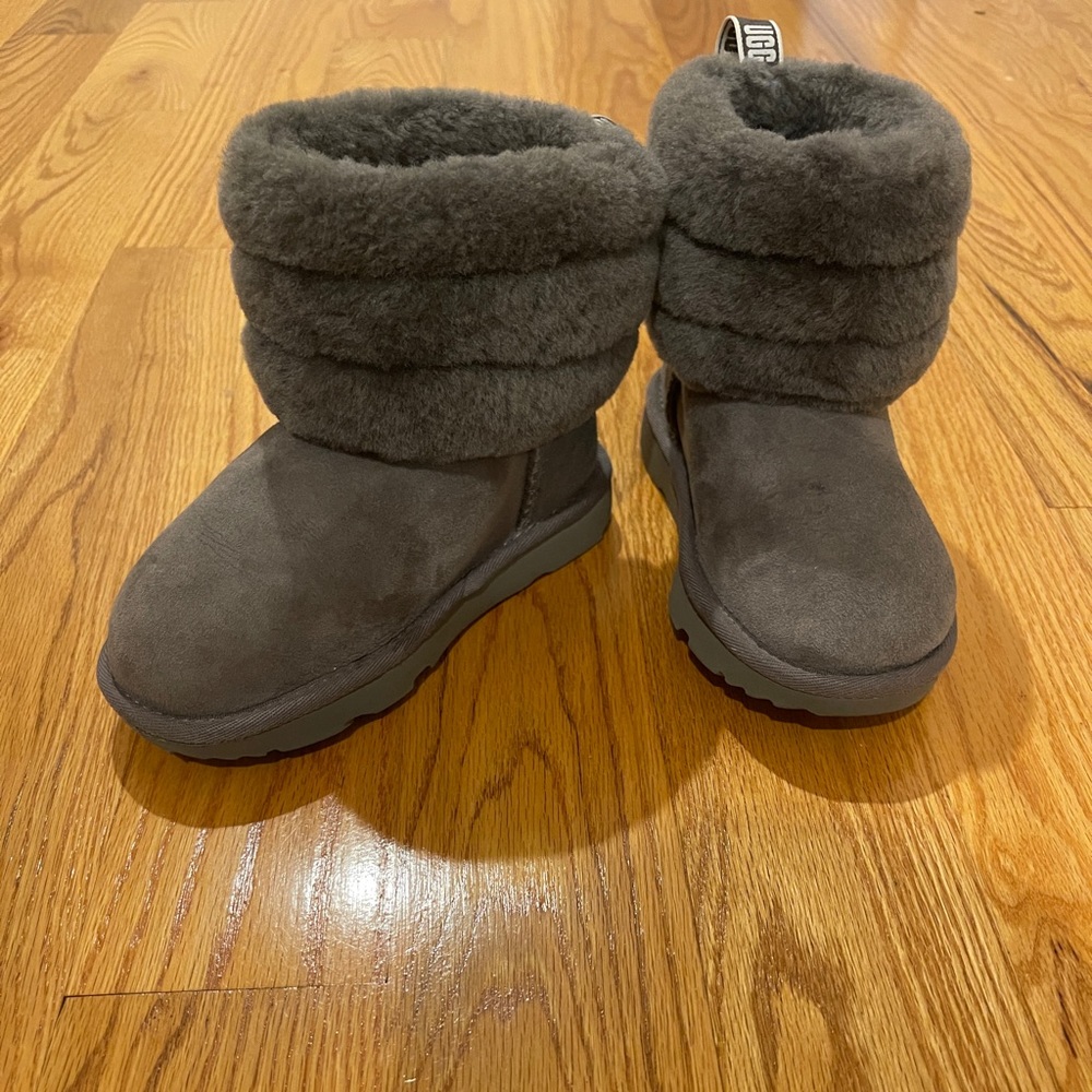 Gray Girls Uggs super cute!